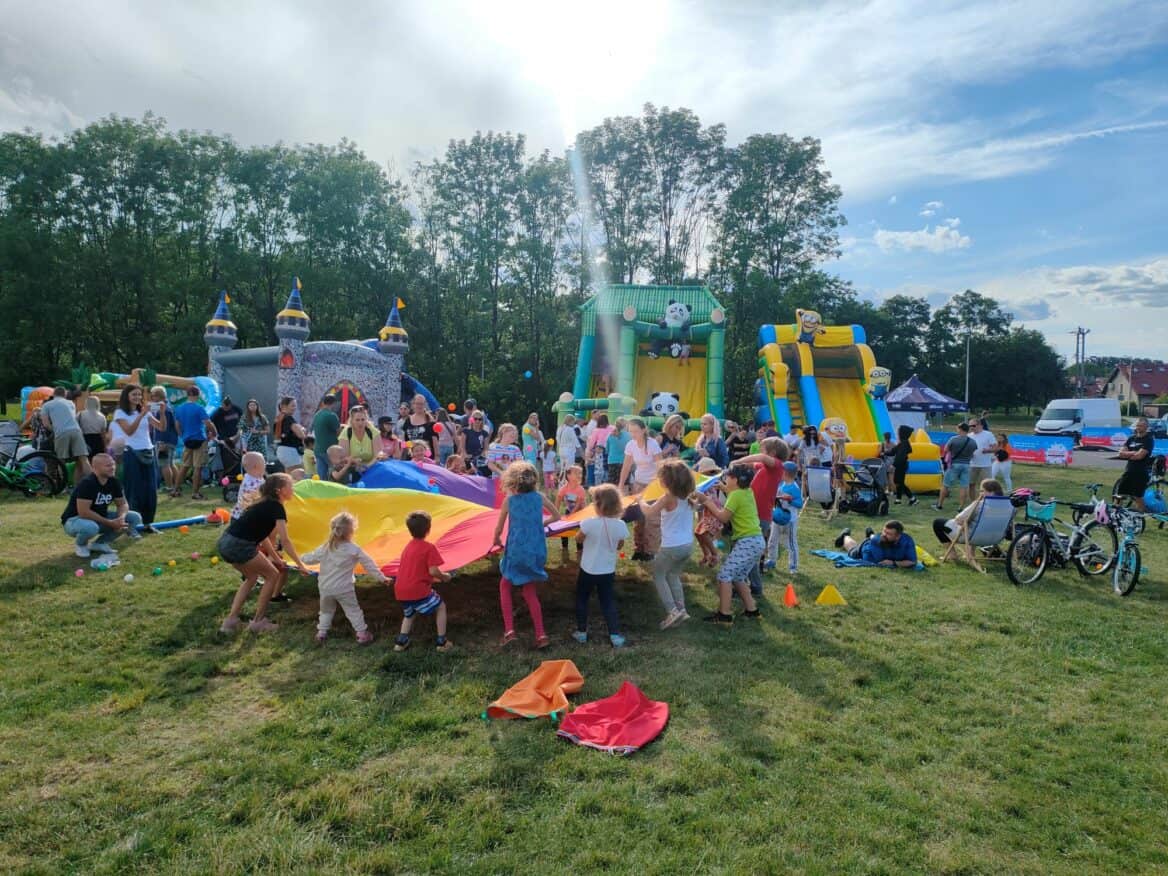 Animacje dla dzieci i dmuchańce na festynie - organizacja imprezy plenerowej.