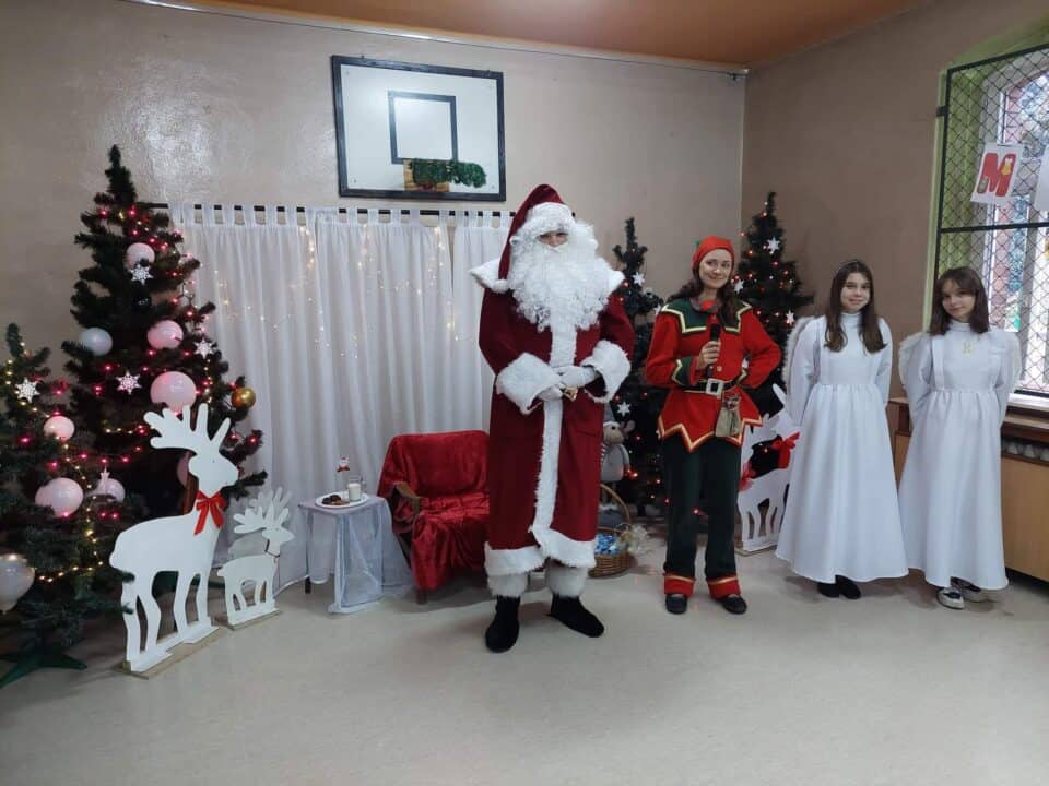 Wizyta świętego Mikołaja i elfa w przedszkolu.