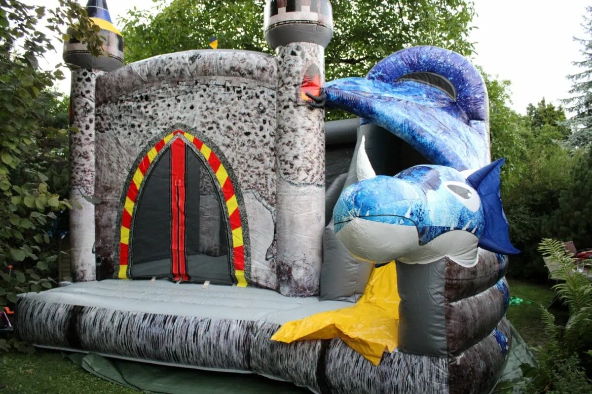 Dmuchaniec Smoczy Zamek na urodzinach