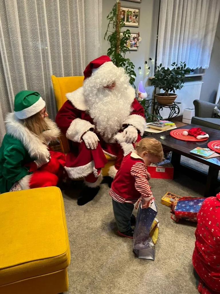 Wizyta Mikołaja i Elfa w domu, rozdanie prezentów dziecku.