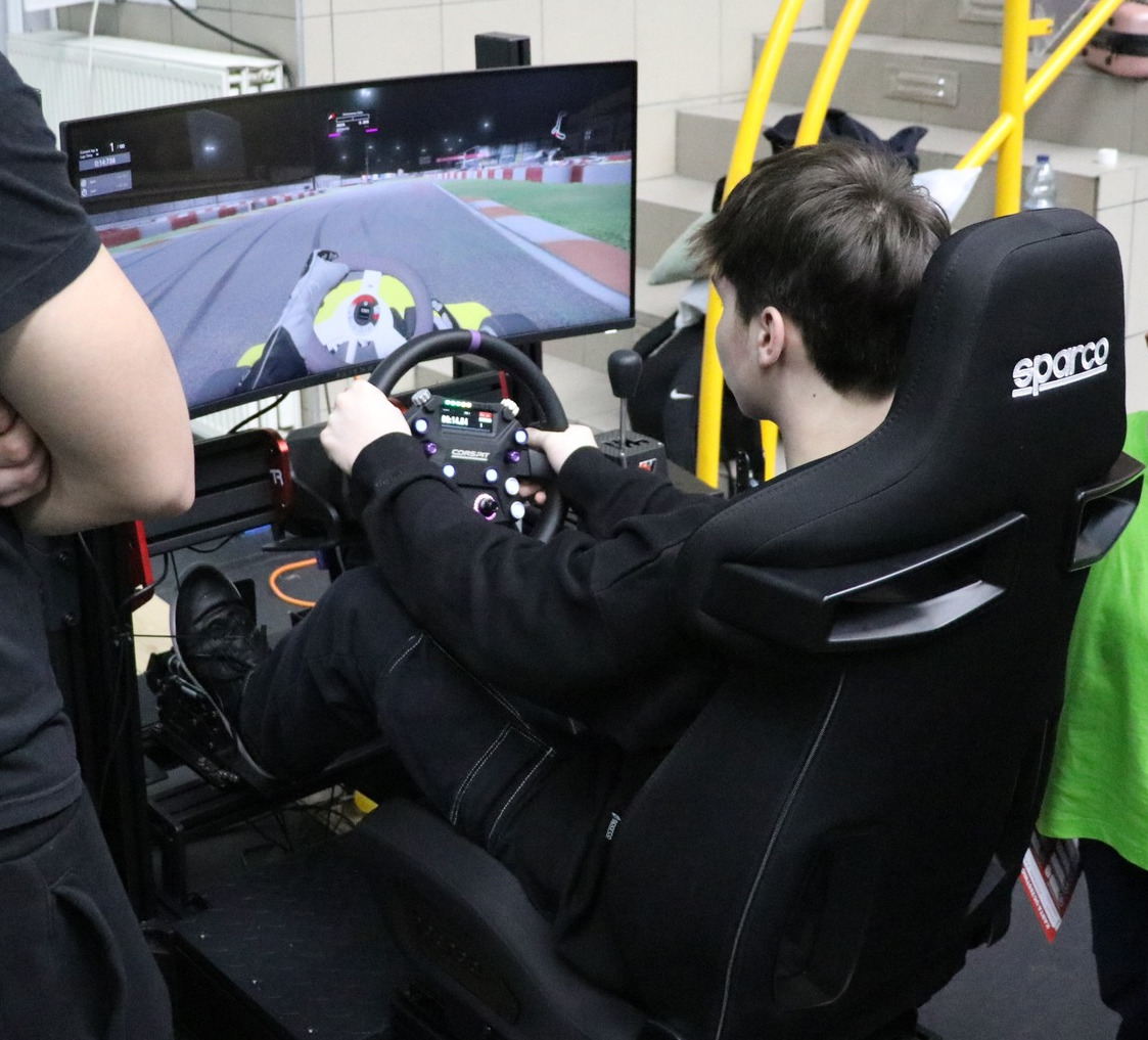 symulator wyścigowy na wynajem na evencie